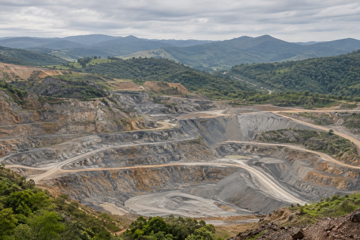 Imagem ilustrativa de uma paisagem de mineração com bancadas de extração e vegetação ao redor