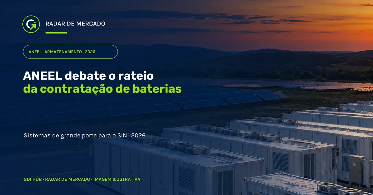 Imagem conceitual de módulos de armazenamento por baterias ao lado de painéis solares ao entardecer. A cena não retrata uma instalação específica.